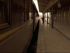 Dean Corso na nádraží vystupuje z vlaku