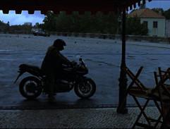 Dívka čeká na Deana Corsa před hotelem