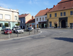 Před holičstvím