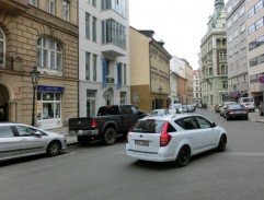 Neohlížej se, jde za námi kůň