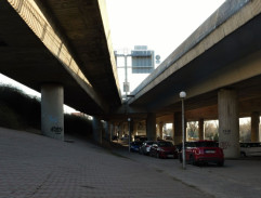 parkovisko pod mostom