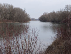 rieka pri štrkovisku