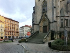 pred kostolom