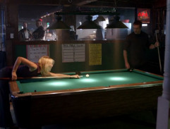 Carrie s Brodym v baru