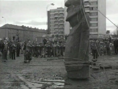 Přesun kopie sochy Moai ve Strakonicích