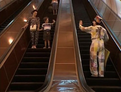eskalátor ve stanici metra
