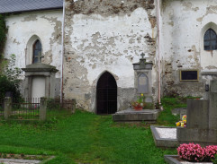 Poškozené dveře kostela