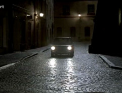 Auto na noční ulici