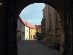 Pohled branou na první nádvoří hradu