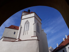Pohled zámeckou branou na kostel