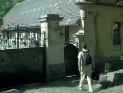 Před vesnickým domem