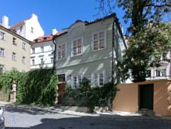 Před domem