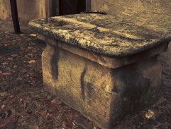 Kamenný stůl