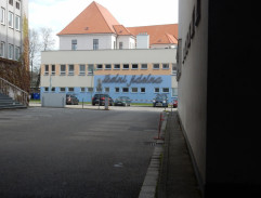 Před budovou kriminálky