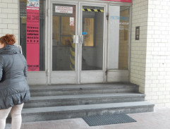 Vchod budovy kriminálky