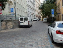 V autě