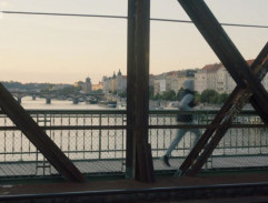 Na železničním mostě