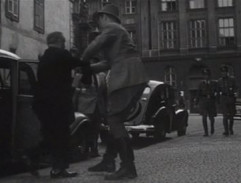 Němečtí vojáci obkličují okolí kostela
