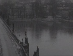Heydrich najíždí na Karlův most