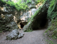 Před jeskyní
