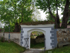 Vchod kostela v Olešnici
