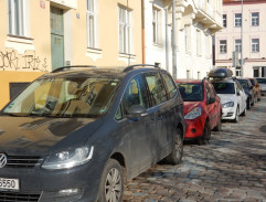 Před bydlištěm Horáčkových