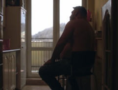 Ivan kouřící cigaretu v bytě