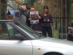 Ivan jede kolem autobusové zastávky