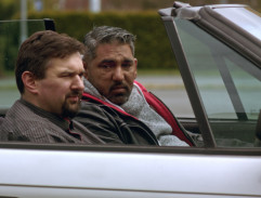 Ivan a Majer v autě na parkovišti
