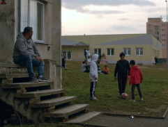 Majer kouří před domem