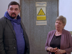 Ivan a Majer přichází do kabinetu uklízeček