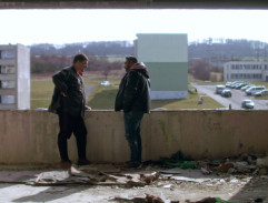 Majer si povídá s Ivanem v opuštěném domě