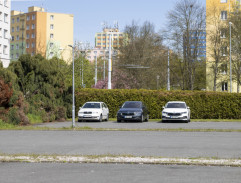 Ivan a Majer v autě na parkovišti