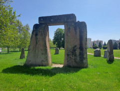 Stavba repliky Stonehenge