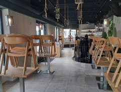 Anička s Hankou v restauraci