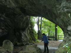 U jeskyně
