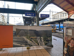 Hlavní postava nastupuje do vlaku