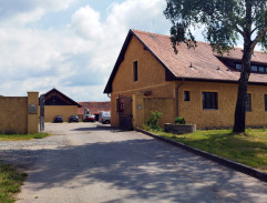 Před statkem