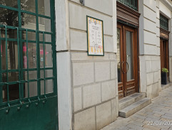 Před galerií