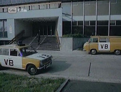 Před policejní stanicí