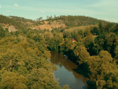 Nad řekou