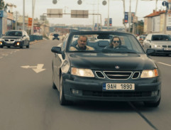 V autě