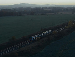 Dítě cestuje vlakem