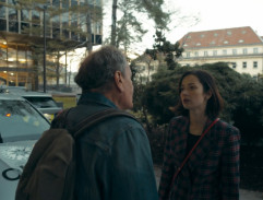 Před budovou policie