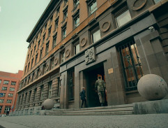Před budovou