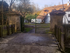 Před domem