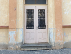 Před sokolovnou