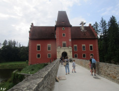 Před zámkem