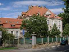 Před gymnáziem