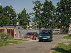 V autě